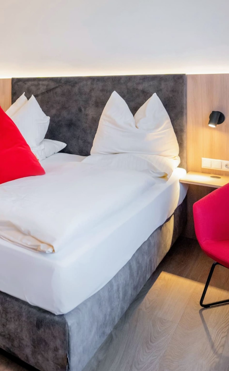 Gem&uuml;tliche Schlafatmosph&auml;re in der Rosensuite